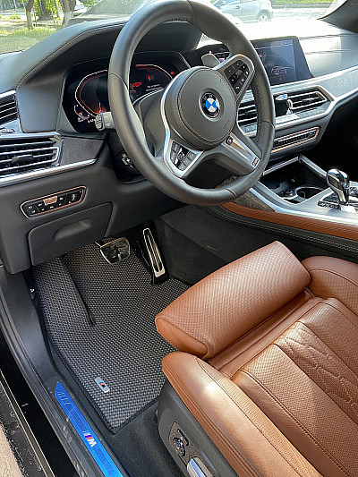 BMW-X7-I-2019-_вод._-ближе.jpg