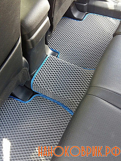 Серые коврики с синем кантом в салон автомобиля