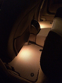 Бежевые автомобильные коврики в салоне с подсветкой